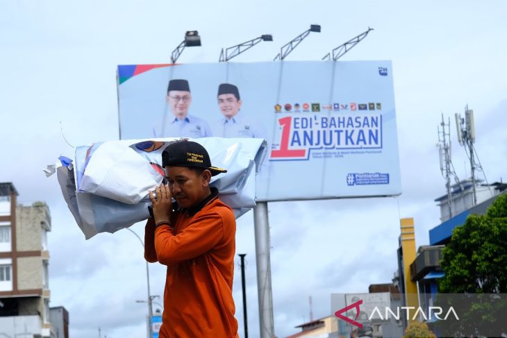 Penertiban Alat Peraga Kampanye di Pontianak