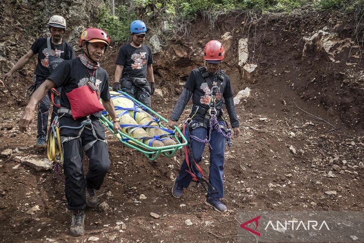 Pelatihan vertical rescue di Kabupaten Bandung Barat