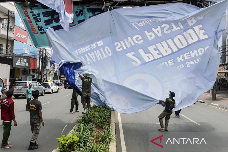 Penertiban alat peraga kampanye di Kota Serang