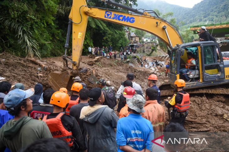 Pencarian korban longsor di Karo