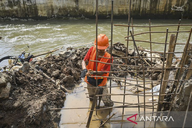 Perbaikan tanggul kali Taman Mangu Indah Tangsel