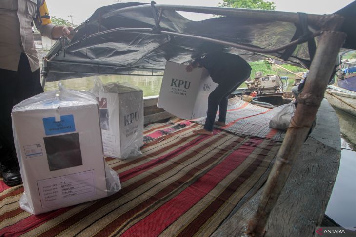 Distribusi logistik Pemilu menggunakan perahu di Sidoarjo 