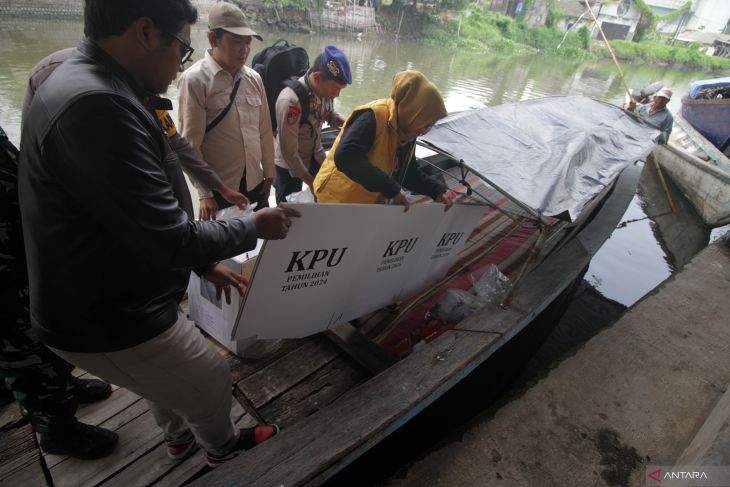 Distribusi logistik Pemilu menggunakan perahu di Sidoarjo 