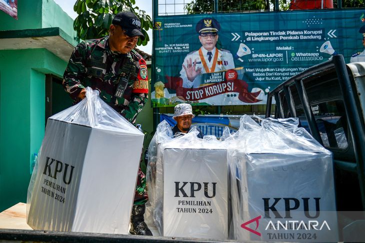 Distribusi logistik Pilkada menuju TPS di Kabupaten Bandung