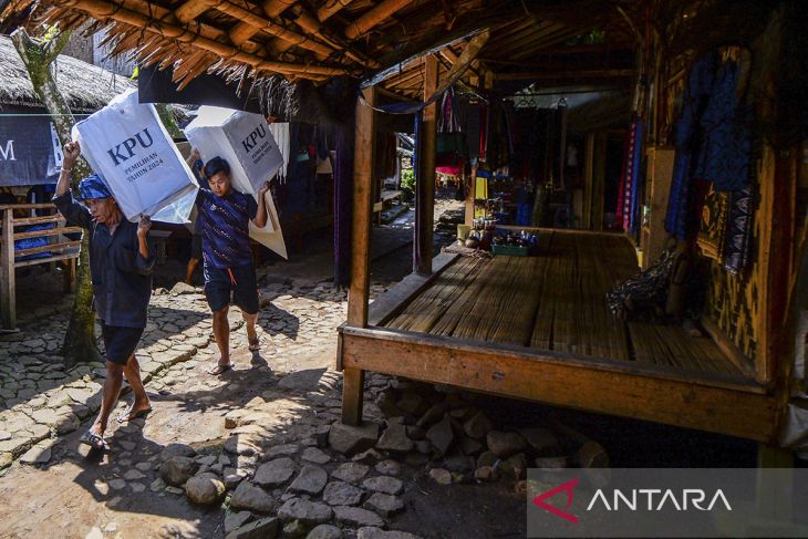 Distribusi logistik Pilkada di pedalaman Suku Badui