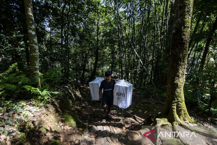 Distribusi logistik Pilkada di pedalaman Suku Badui