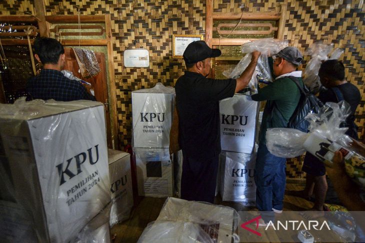 Distribusi logistik Pilkada di pedalaman Suku Badui