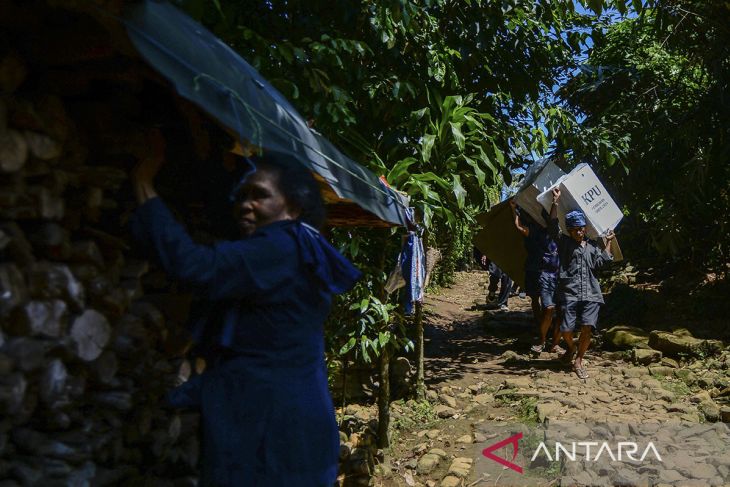 Distribusi logistik Pilkada di pedalaman Suku Badui