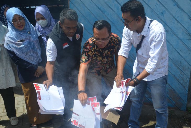 KPU Pontianak musnahkan surat suara rusak Pilkada 2024