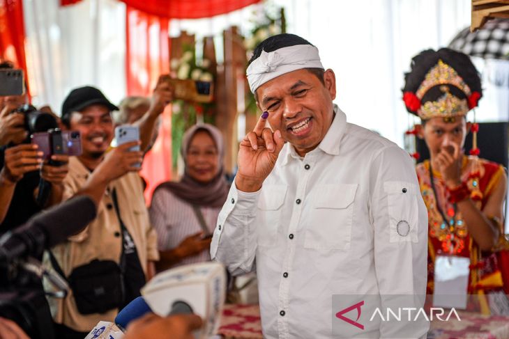 Calon Gubernur Jawa Barat Dedi Mulyadi mencoblos di Purwakarta