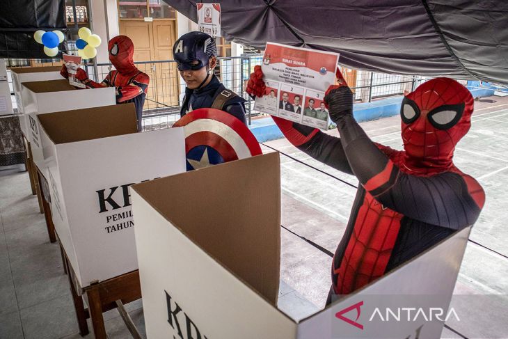 Pemungutan suara di TPS Superhero Kota Cimahi