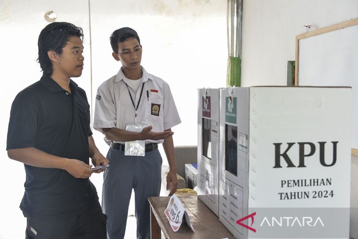 Petugas KPPS mengenakan seragam sekolah di Kota Serang