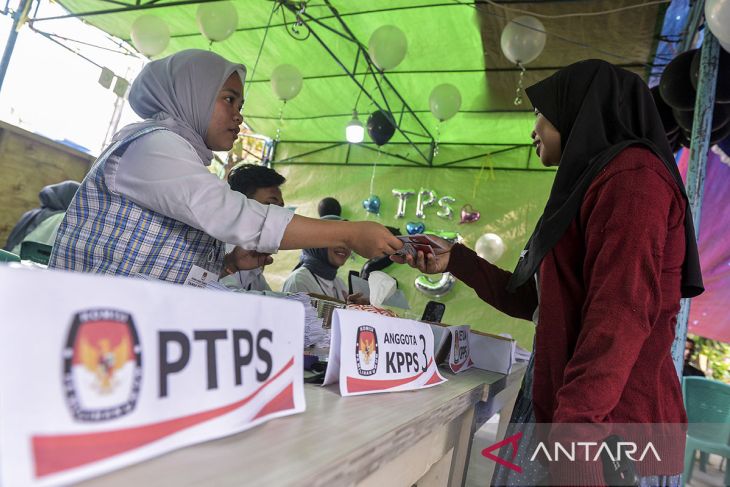 Petugas KPPS mengenakan seragam sekolah di Kota Serang