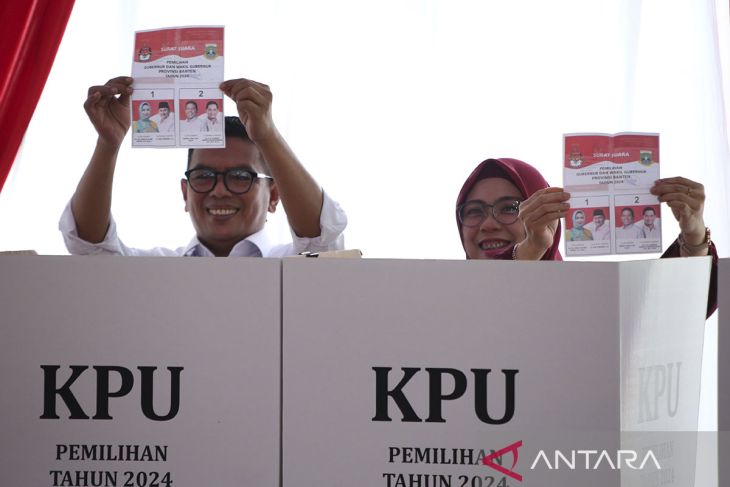 Cagub Banten Andra Soni mencoblos di TPS depan rumah