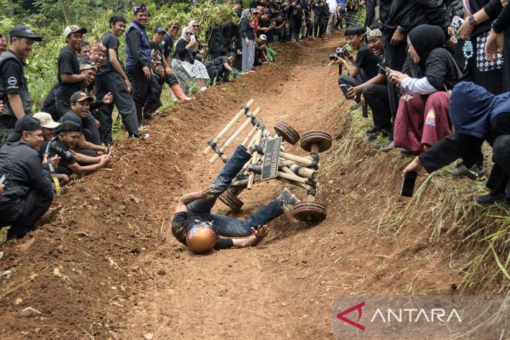 Balapan permainan tradisional Kadaplak