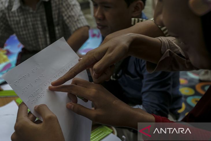 Kelas bahasa isyarat dan braille di Kota Serang