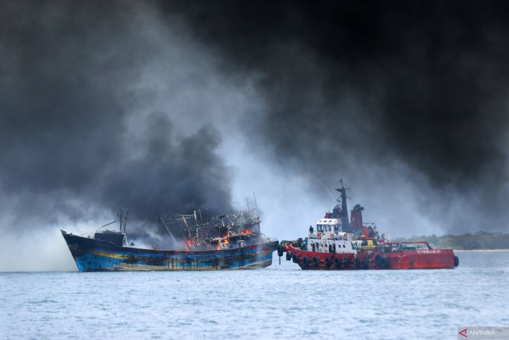 Dua kapal nelayan terbakar di Selat Bali