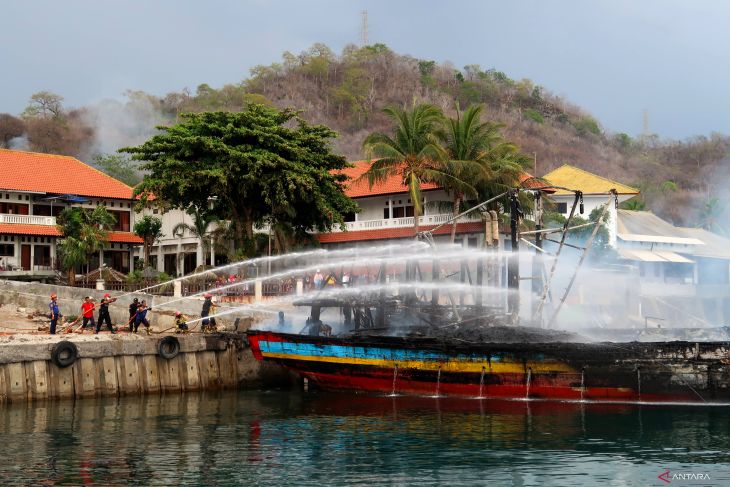 Dua kapal nelayan terbakar di Selat Bali