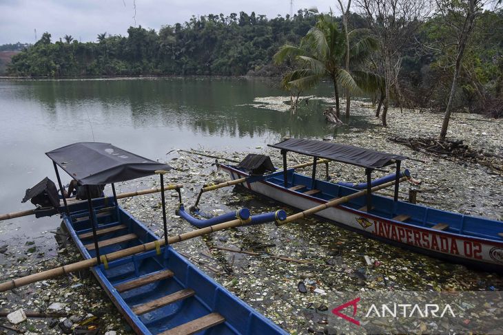 Bendungan Leuwikeris dipenuhi sampah