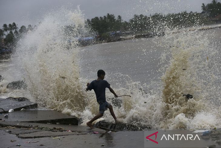 Waspada cuaca ekstrem dan gelombang tinggi