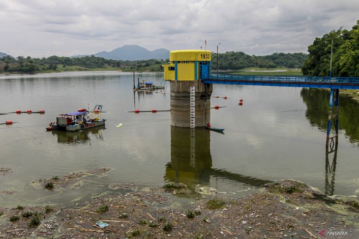 Penyedotan sedimentasi Bendungan Waduk Pacal di Bojonegoro