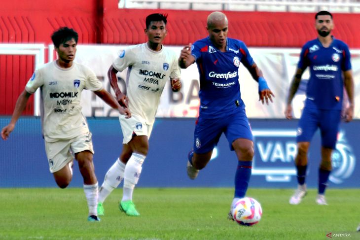 Arema FC menang lawan Persita