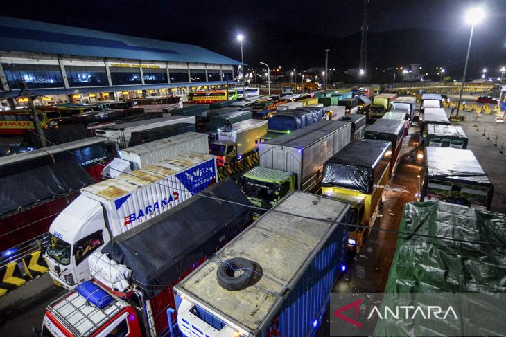 Dampak cuaca buruk di Pelabuhan Merak