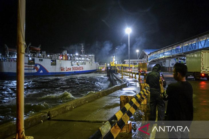 Waspada gelombang tinggi di Pelabuhan Merak