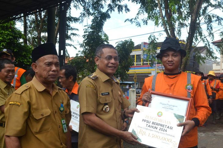 Pemkot Pontianak Berikan Penghargaan PSSU Berprestasi 2024