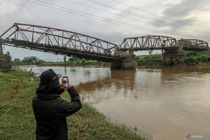 Jembatan lama Kertosono di Nganjuk rusak