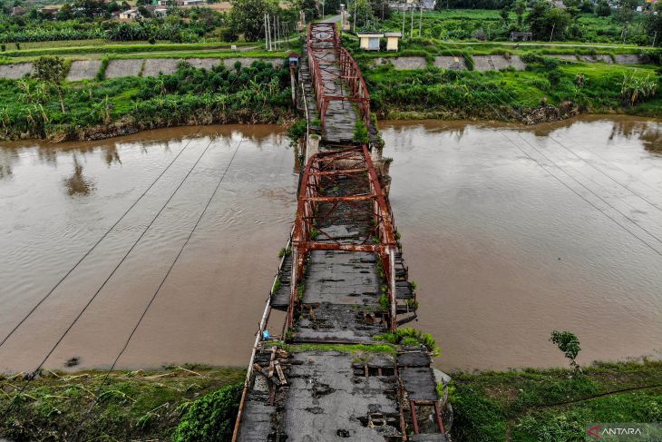 Jembatan lama Kertosono di Nganjuk rusak