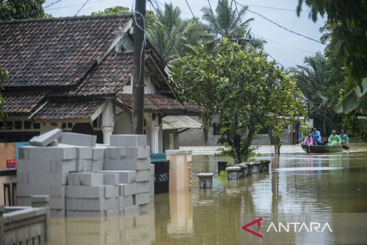 Akses jalan warga terganggu banjir di Pandeglang