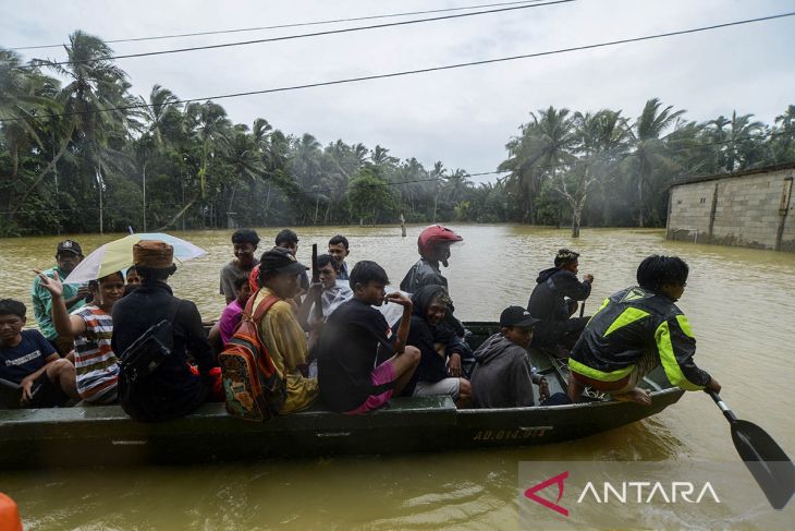 Akses jalan warga terganggu banjir di Pandeglang