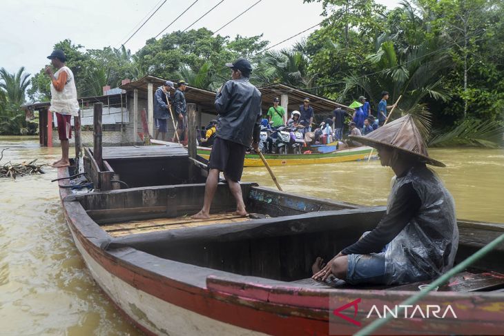 Akses jalan warga terganggu banjir di Pandeglang