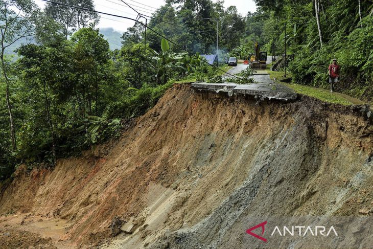 Jalan Cipanas - Citorek terputus akibat longsor