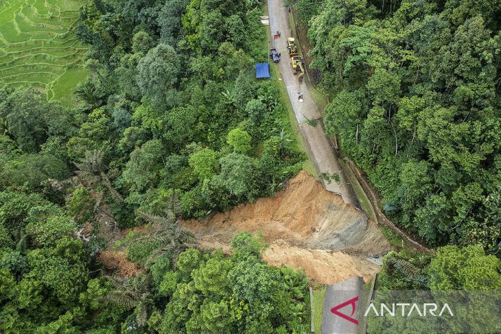 Jalan Cipanas - Citorek terputus akibat longsor