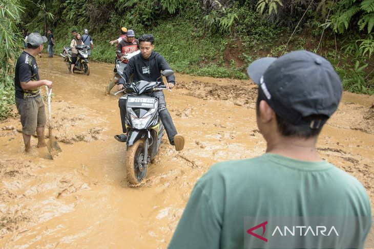 Pembersihan jalur terdampak longsor di Cianjur