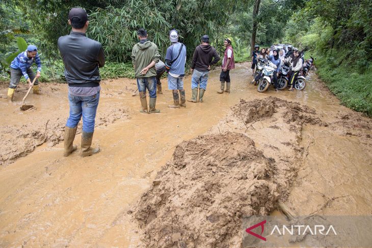 Pembersihan jalur terdampak longsor di Cianjur