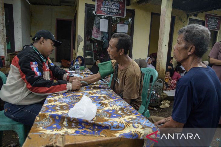 Pemeriksaan medis penyintas pergerakan tanah di Cianjur