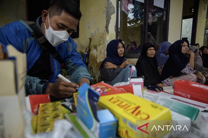 Pemeriksaan medis penyintas pergerakan tanah di Cianjur