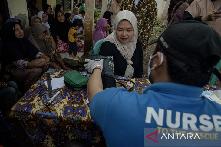 Pemeriksaan medis penyintas pergerakan tanah di Cianjur