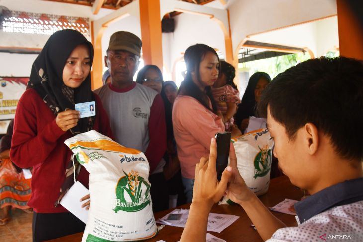 Penyaluran bantuan pangan di Madiun