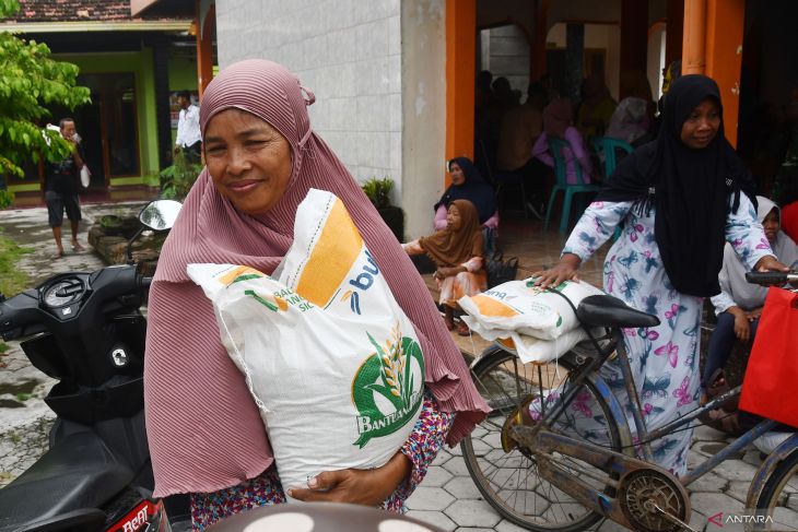 Penyaluran bantuan pangan di Madiun