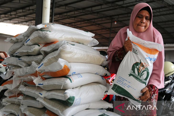 FOTO - Pemerintah perpanjang bansos beras hingga 2025