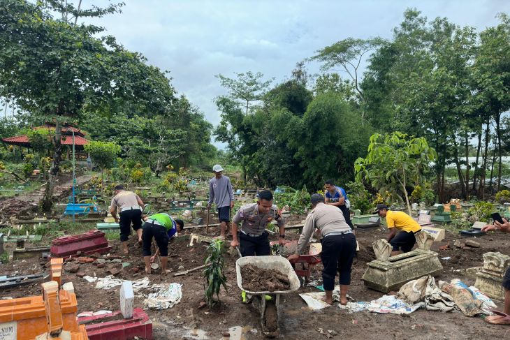 Satlantas Polres Blitar bersihkan TPU rusak akibat banjir bandang