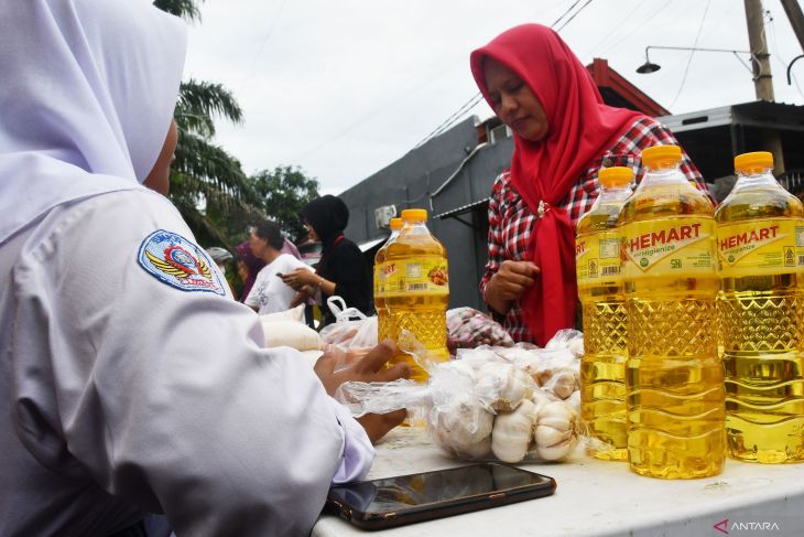 Bazar operasi pasar kebutuhan pangan di Madiun