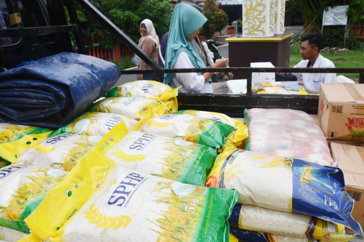 Bazar operasi pasar kebutuhan pangan di Madiun