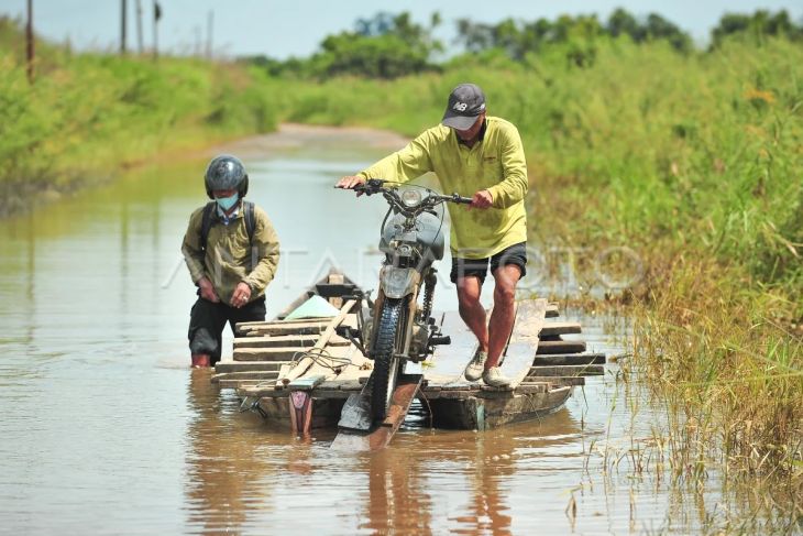 Jasa penyeberangan sepeda motor saat banjir