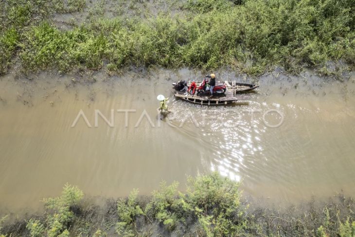 Jasa penyeberangan sepeda motor saat banjir