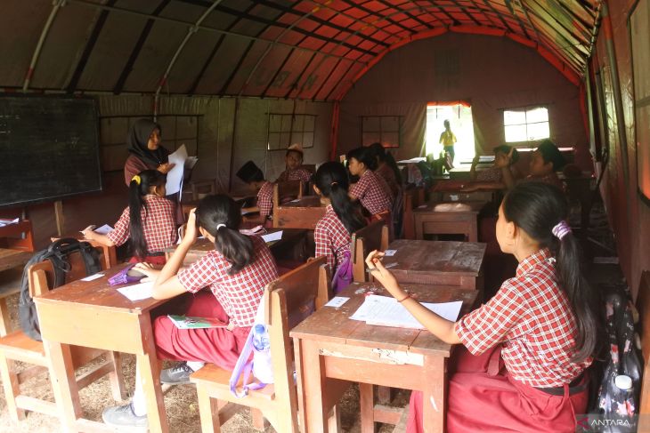 Siswa belajar di tenda darurat